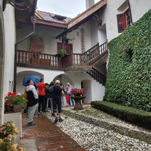 Innenhof der Burg Lebenberg.