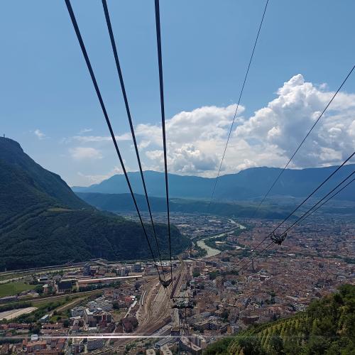 Ausblick aus der Seilbahn nach Oberbozen.