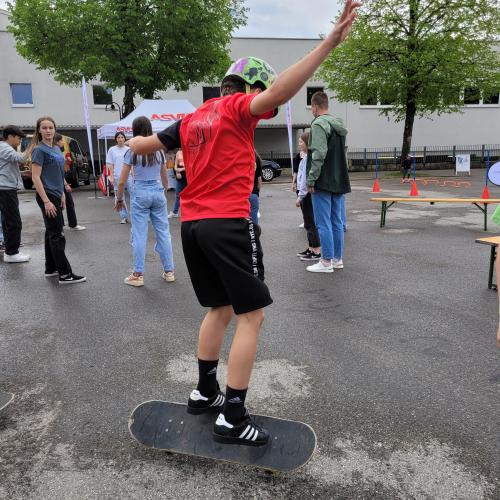 Schüler beim Skateboard-Workshop.