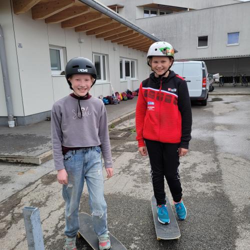 Zwei Schülerinnen mit dem Skateboard.