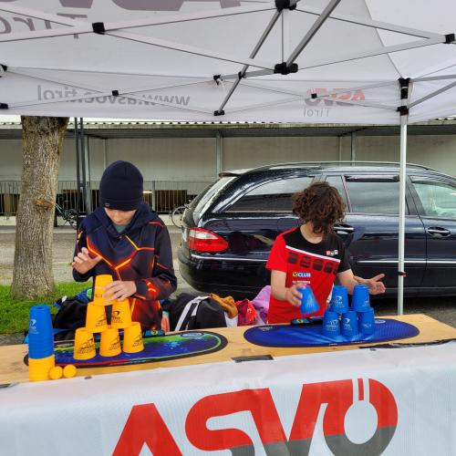 Zwei Schüler beim Becher stapeln.
