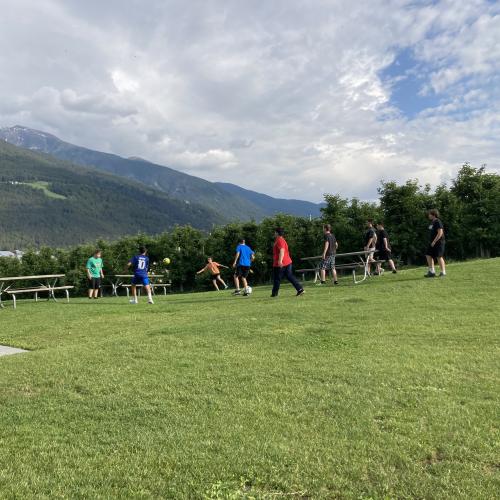 Schüler spielen Fußball im großen Garten der Unterkunft.