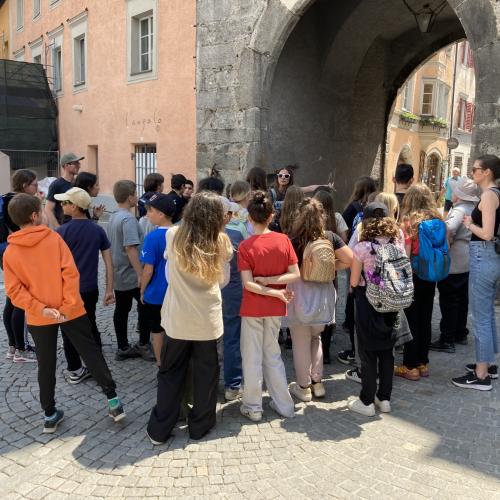 Vor dem Eingang des Zentrums von Sterzing.