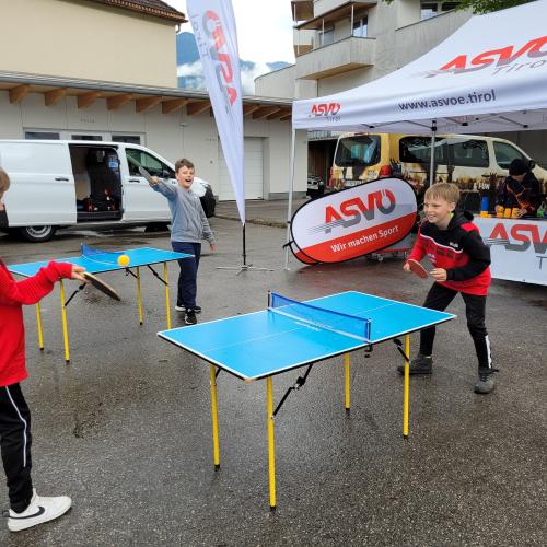 Schüler der 1a Klasse beim Minitischtennis spielen.