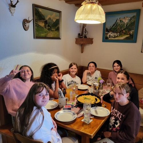 Schülerinnen der 1c auf der Alm