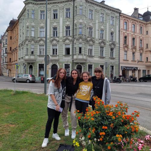 Schülerinnen vor dem Gebäude in Innsbruck.