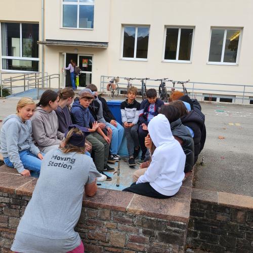 Schüler:innen arbeiten mit dem Geologen im Pausenhof.
