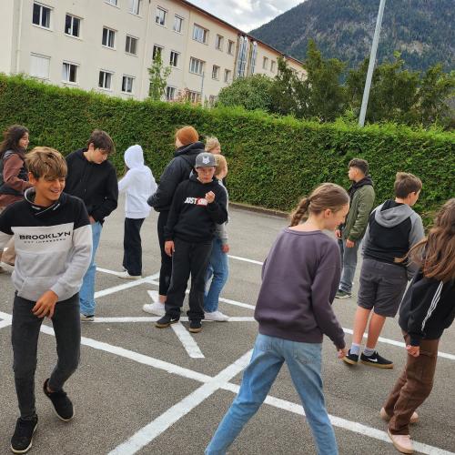 Schüler:innen stellten das heliozentrische Weltbild nach.