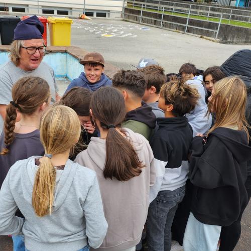 Schüler:innen arbeiten mit dem Geologen im Pausenhof.