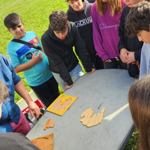 Schüler:innen rekontruieren Teile der Erde.