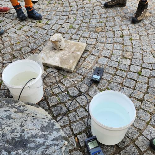 Foto des Materials.Kübel, Erde...