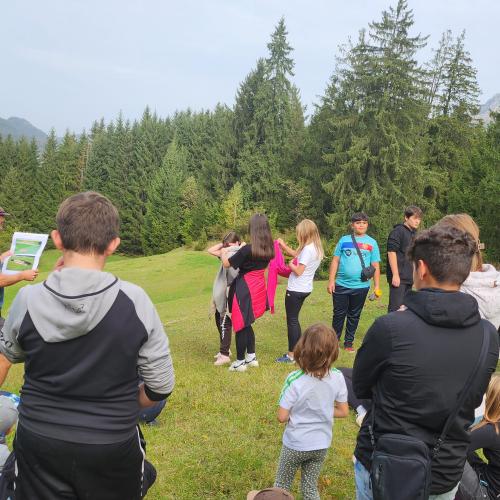 Schüler:innen arbeiten im Forschungsfeld mit der Projektleitung.