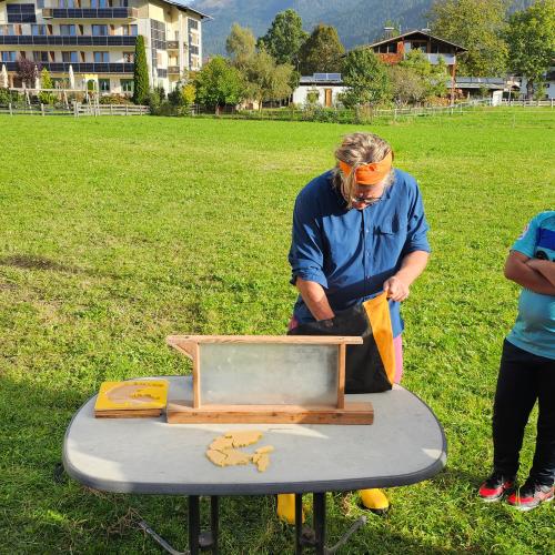 Projektleiter zeigt den Schüler:innen ein Projekt.