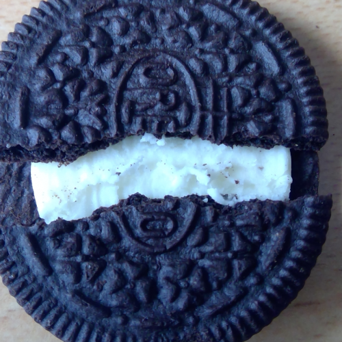Ein zerbrochener Oreokeks.