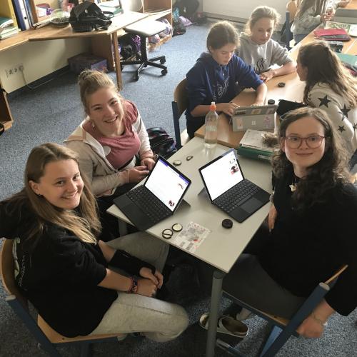 Schüler:innen arbeiten mit ihren Tablets an der Plattentektonik