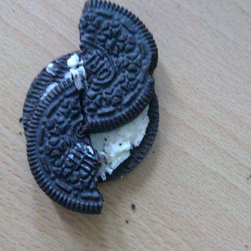 Die obere Schicht eines Oreo-Keks ist verschoben. Soll die Plattentektonik darstellen.