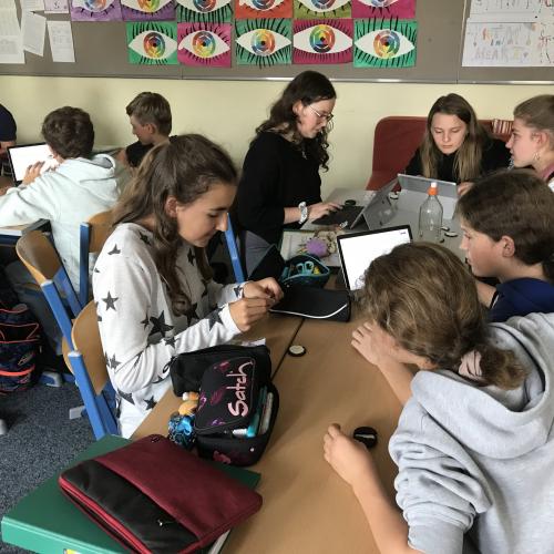 Schüler:innen arbeiten mit den Tablets an der Plattentektonik.