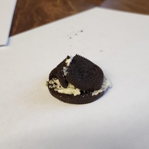 Die obere Schicht der Oreo-Keks wurde zusammengeschoben. 