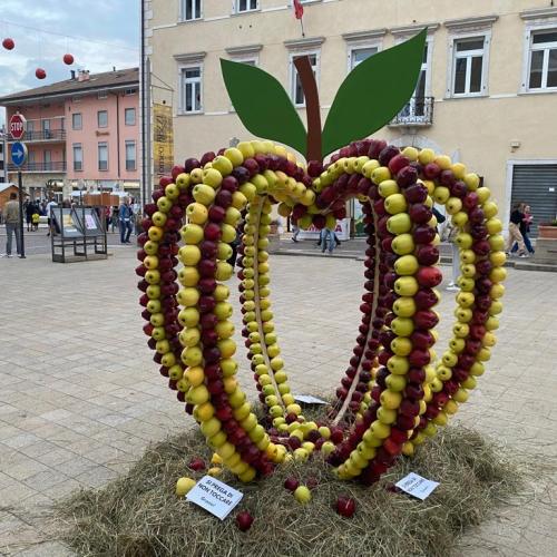 Eine Statue in Form eines Apfels in Cles.