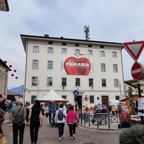 Besuch der Altstadt in Cles.