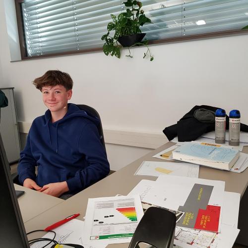 Ein Schüler im Büro der Greinwald Bautechnik. 