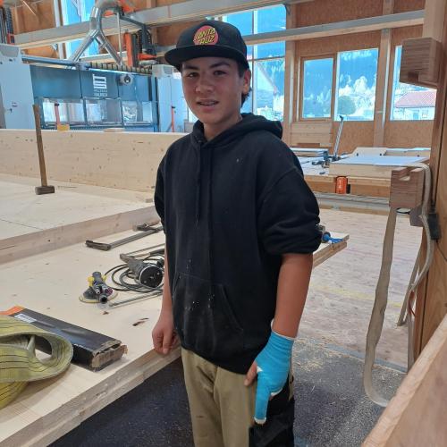 Ein Schüler in der Halle.