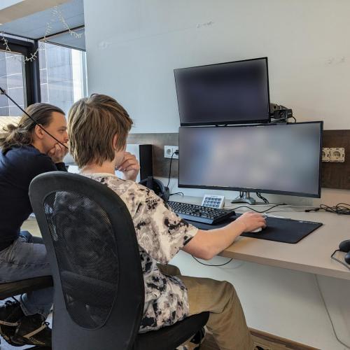 Ein Schüler mit seinem Vorgesetzten der still alive studios in Innsbruck am PC.