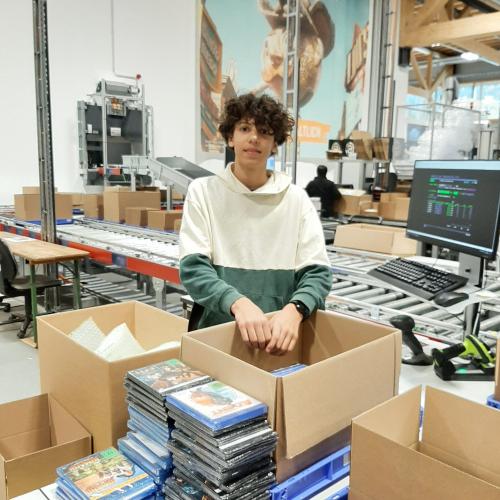 Ein Schüler beim Arbeiten mit DVD's.