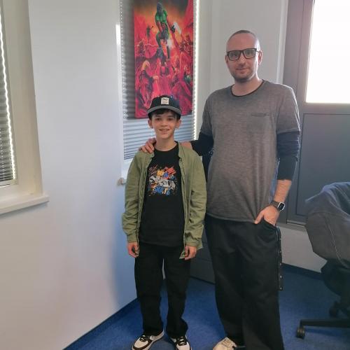 Ein Foto von einem Schüler und einem Grafidesigner.