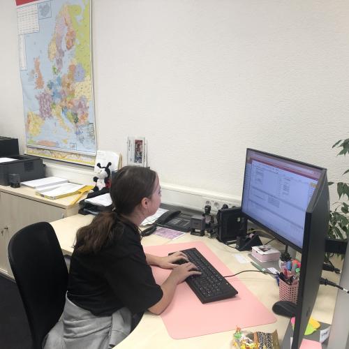 Eine Schülerin arbeitet am PC als Bürokauffrau.