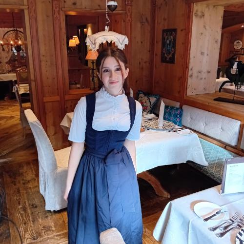 Eine Schülerin im Dirndl im Speisesaal.