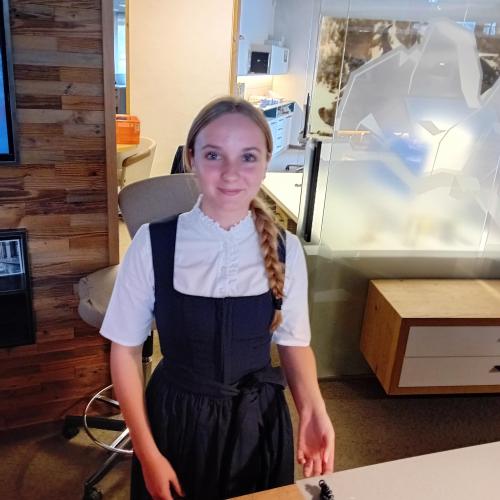 Eine Schülerin an der Rezeption.