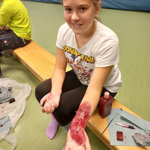 Eine Schülerin bekam eine Wunde am Arm geschminkt.