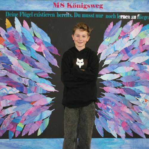 Schüler vor der Fotowand des WPF Kreativ. 