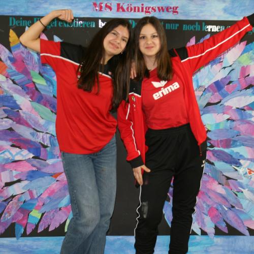 Schülerinnen der MSK vor der Fotowand des WPF Kreativ. 