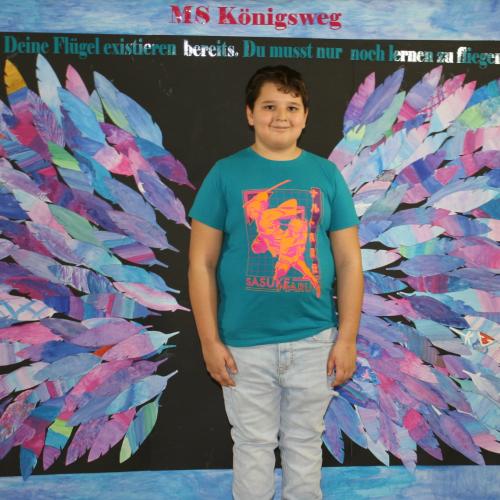 Schüler vor der Fotowand des WPF Kreativ. 