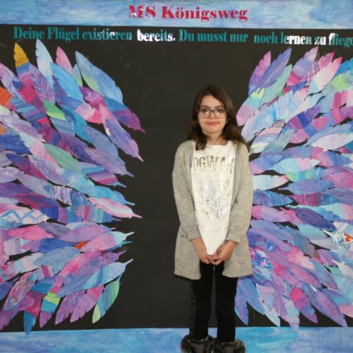 Schülerin vor der Fotowand des WPF Kreativ. 