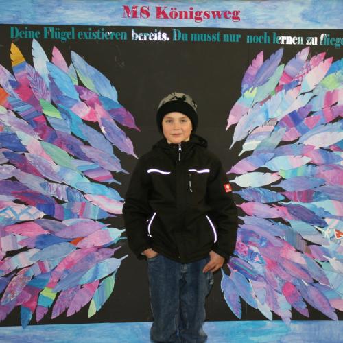 Schüler vor der Fotowand des WPF Kreativ. 