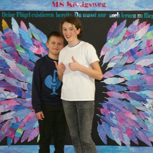 Schüler vor der Fotowand des WPF Kreativ. 