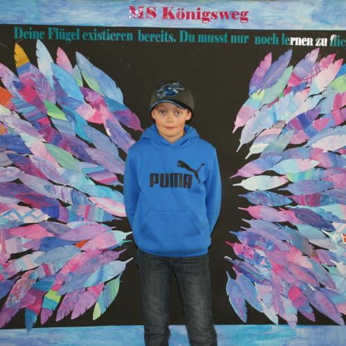 Schüler vor der Fotowand des WPF Kreativ. 