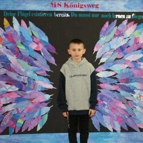 Schüler vor der Fotowand des WPF Kreativ. 