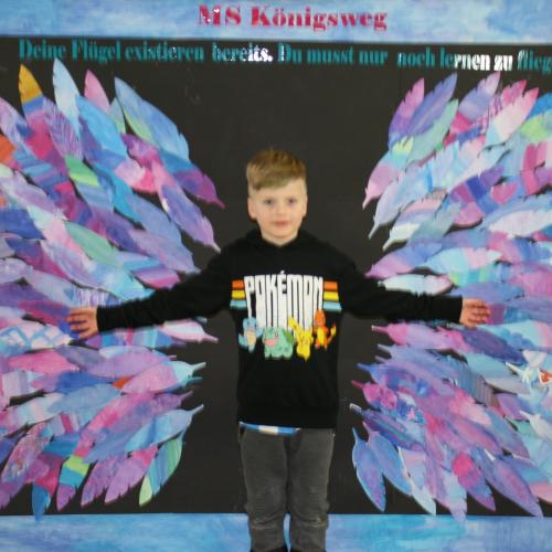 Schüler vor der Fotowand des WPF Kreativ. 