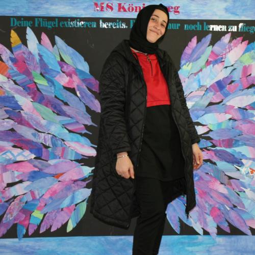 Ein Elternteil vor der Fotowand des WPF Kreativ. 