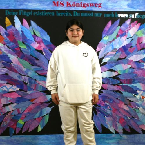 Schüler vor der Fotowand des WPF Kreativ. 