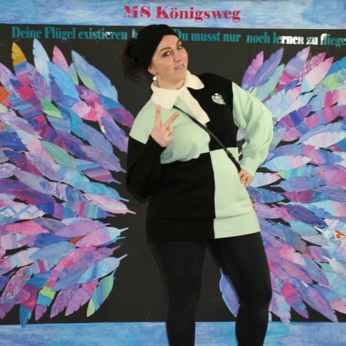 Ein Elternteil vor der Fotowand des WPF Kreativ. 