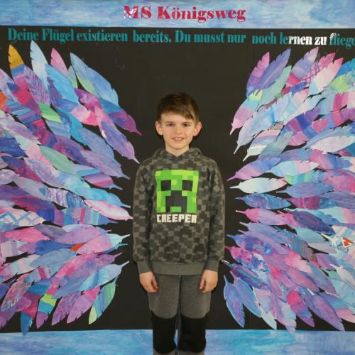 Schüler vor der Fotowand des WPF Kreativ. 