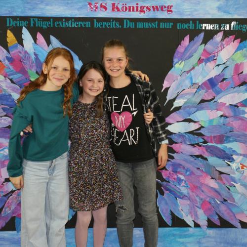 Schülerinnen vor der Fotowand des WPF Kreativ. 