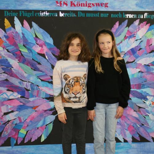 Schülerinnen vor der Fotowand des WPF Kreativ. 