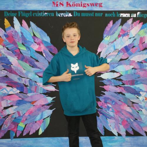 Schüler vor der Fotowand des WPF Kreativ. 