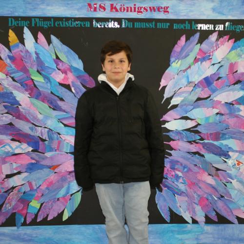 Schüler vor der Fotowand des WPF Kreativ. 